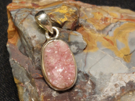 Kobaltcalciet hanger in zilver ruw