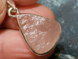 Rozenkwarts hanger in zilver ruw