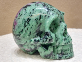 Robijn in zoisiet human skull