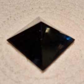 Zwarte obsidiaan piramide