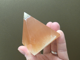 Oranje calciet piramide