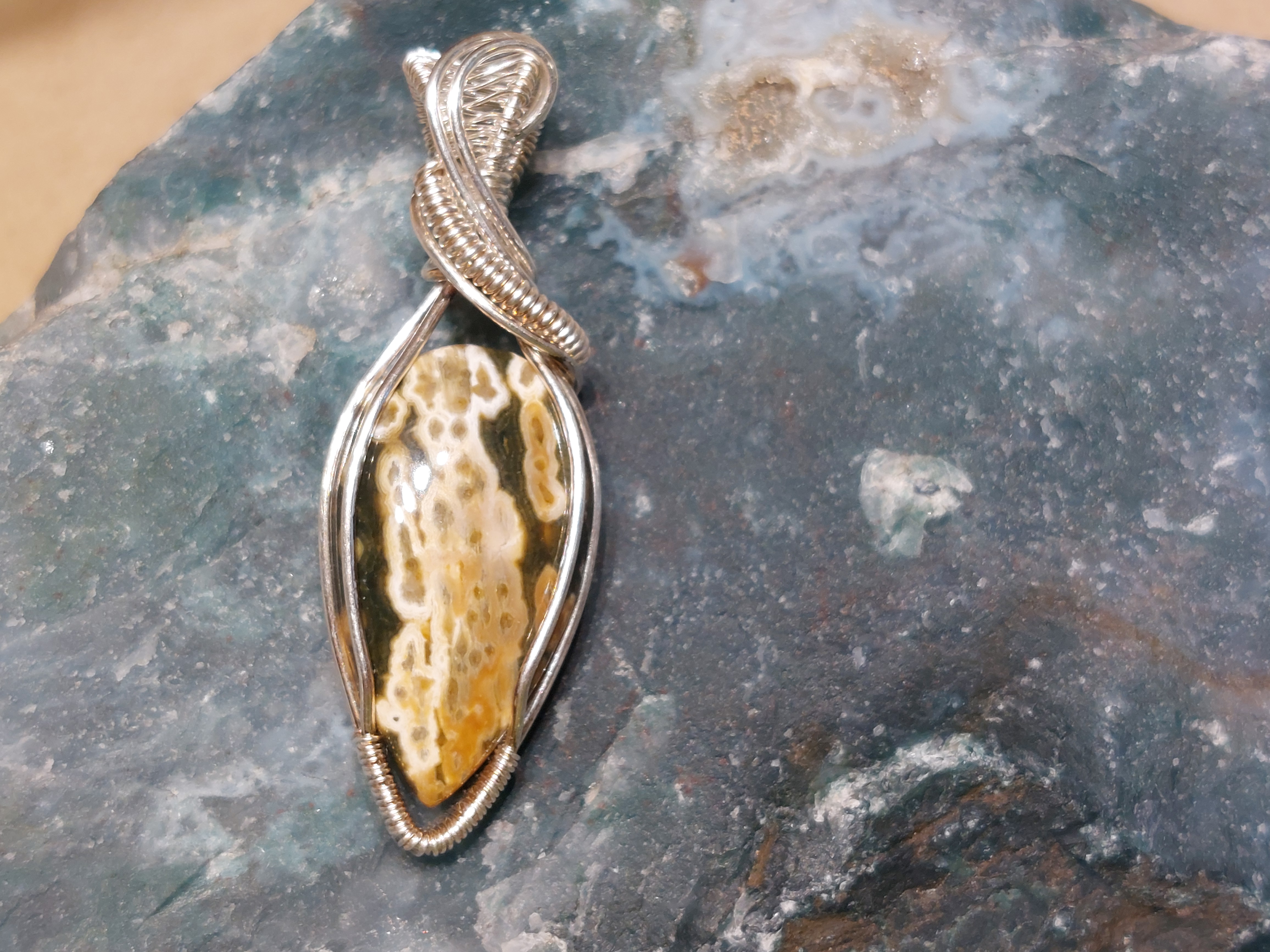 Oceaan jaspis hanger in silverfilled draad, gewrapped door Karin Keur