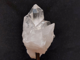 Bergkristal cluster op standaard