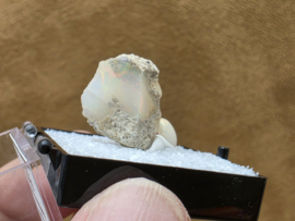 Ethiopisch of welo opaal ruw stukje in doosje met cabochon