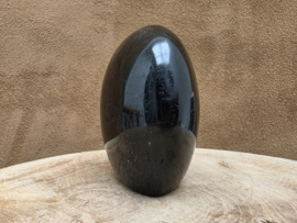 Zwarte toermalijn sculptuur