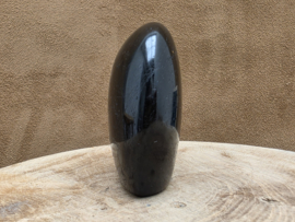 Zwarte toermalijn sculptuur