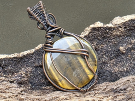 Tijgeroog hanger in koperdraad, gewrapped door Karin Keur