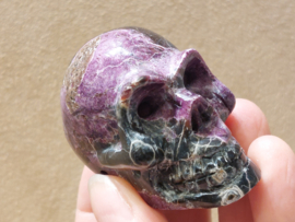 Stichtiet met serpentijn human skull, Australië