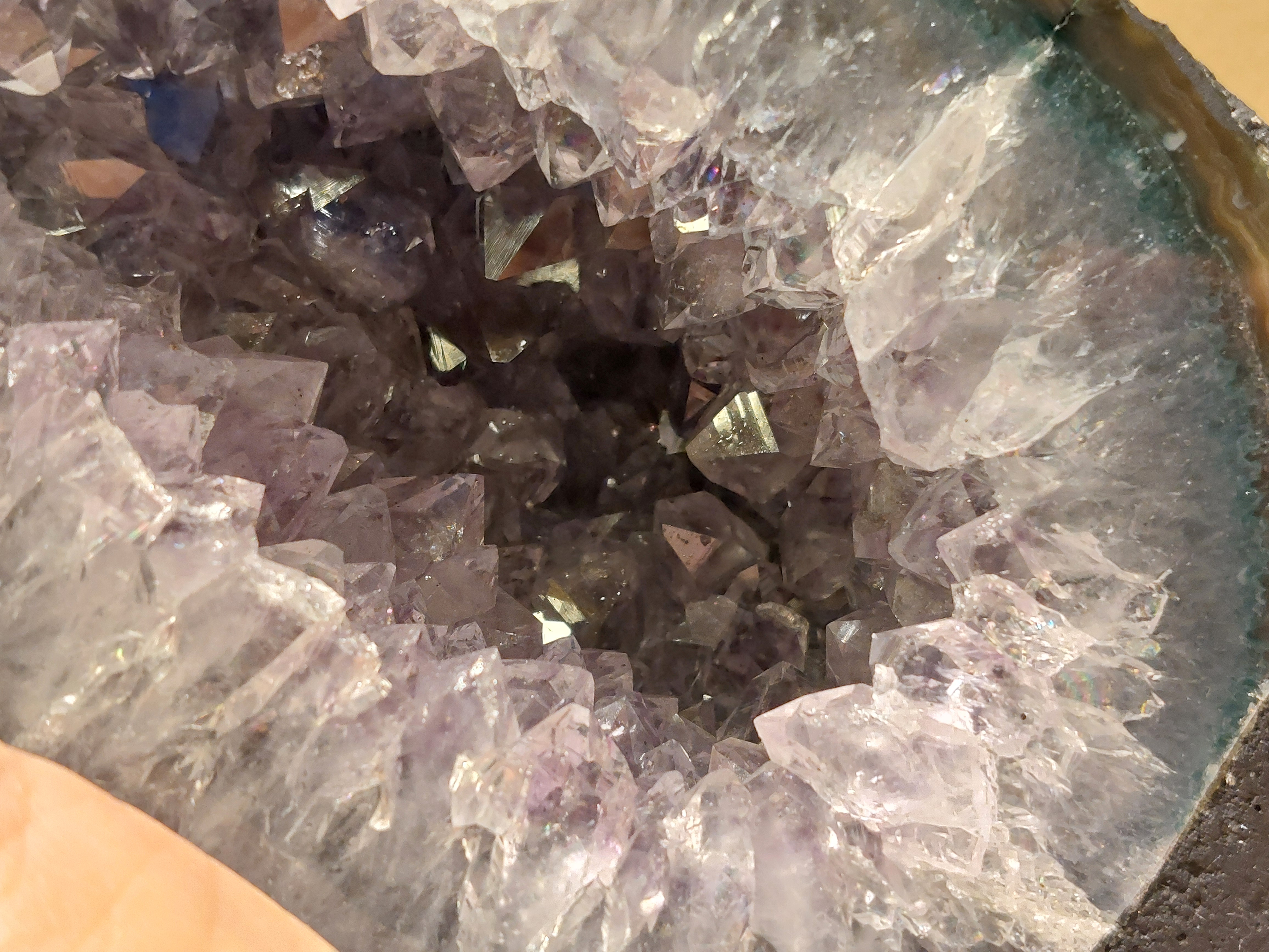 Amethist geode met chlorietinsluitingen