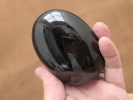 Zwarte toermalijn sculptuur