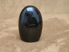 Zwarte toermalijn sculptuur