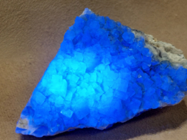 Fluoriet cluster uit Madagaskar, UV gevoelig