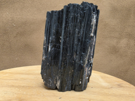 Zwarte toermalijn ruw stuk met gouden mica, hematiet en albiet