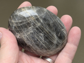 Zwarte maansteen handsteen