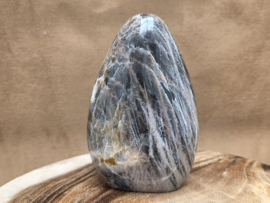 Zwarte maansteen sculptuur