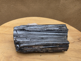 Zwarte toermalijn ruw stuk met gouden mica, hematiet en albiet