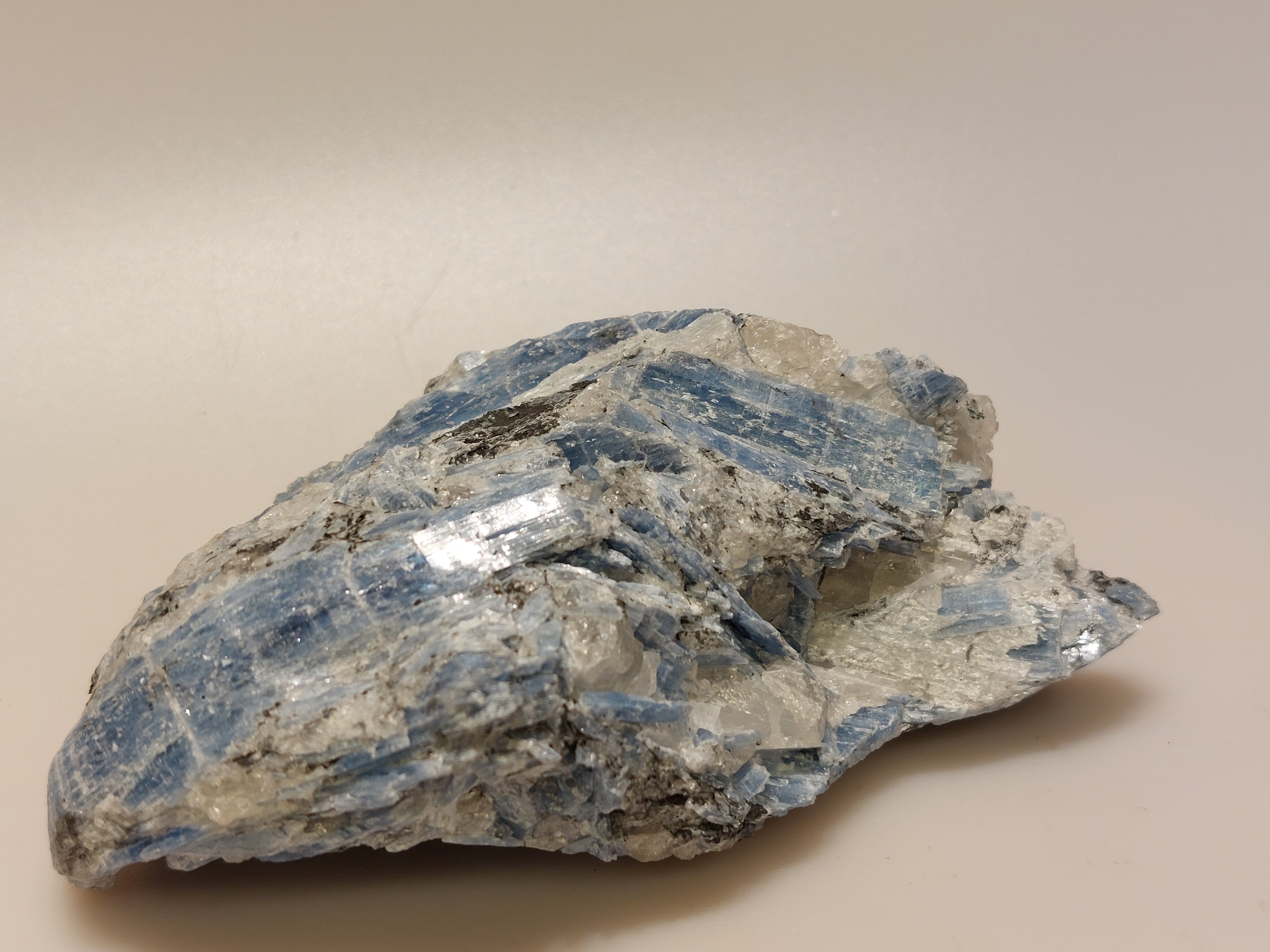 Kyaniet ruw cluster