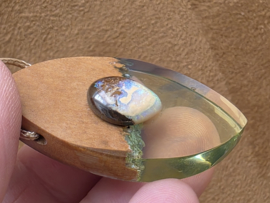 Boulder opaal hanger met walnoot hout en epoxy