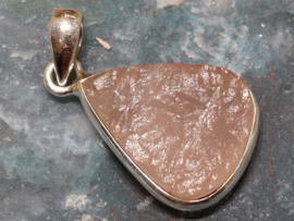 Rozenkwarts hanger in zilver ruw