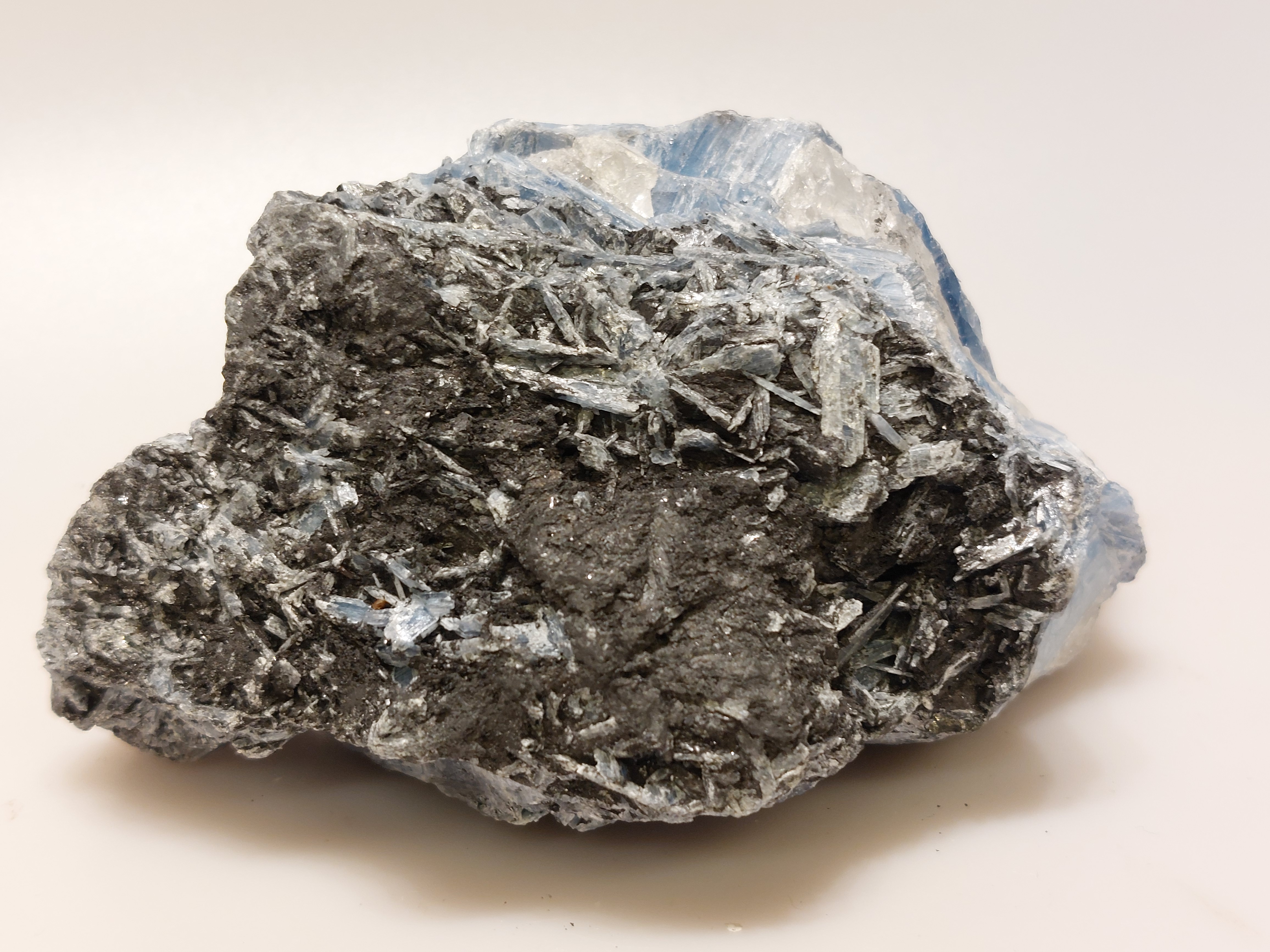 Kyaniet ruw cluster