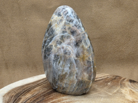 Zwarte maansteen sculptuur