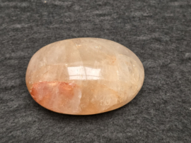 Agnitiet of hematoid kwarts handsteen