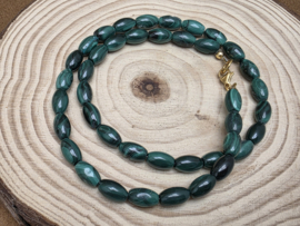 Malachiet ketting met goudkleurige sluiting