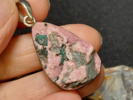 Kobaltcalciet hanger in zilver ruw