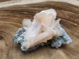 Stilbiet op chalcedoon