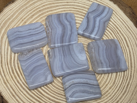 Blauwe chalcedoon of blue lace agaat platte steen