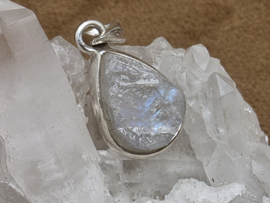 Regenboog maansteen hanger in zilver ruw