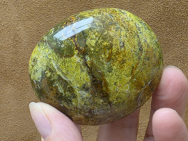 Groene opaal handsteen
