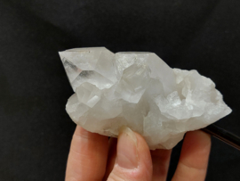 Bergkristal cluster op standaard