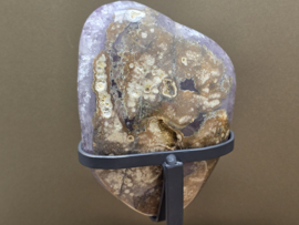 Amethist op standaard uit Brazilië