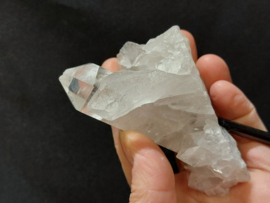 Bergkristal cluster op standaard