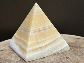 Oranje calciet piramide