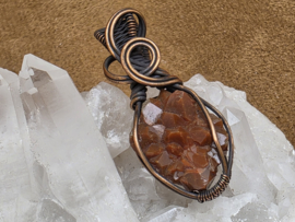 Hematietkwarts hanger in koperdraad, gewrapped door Karin Keur