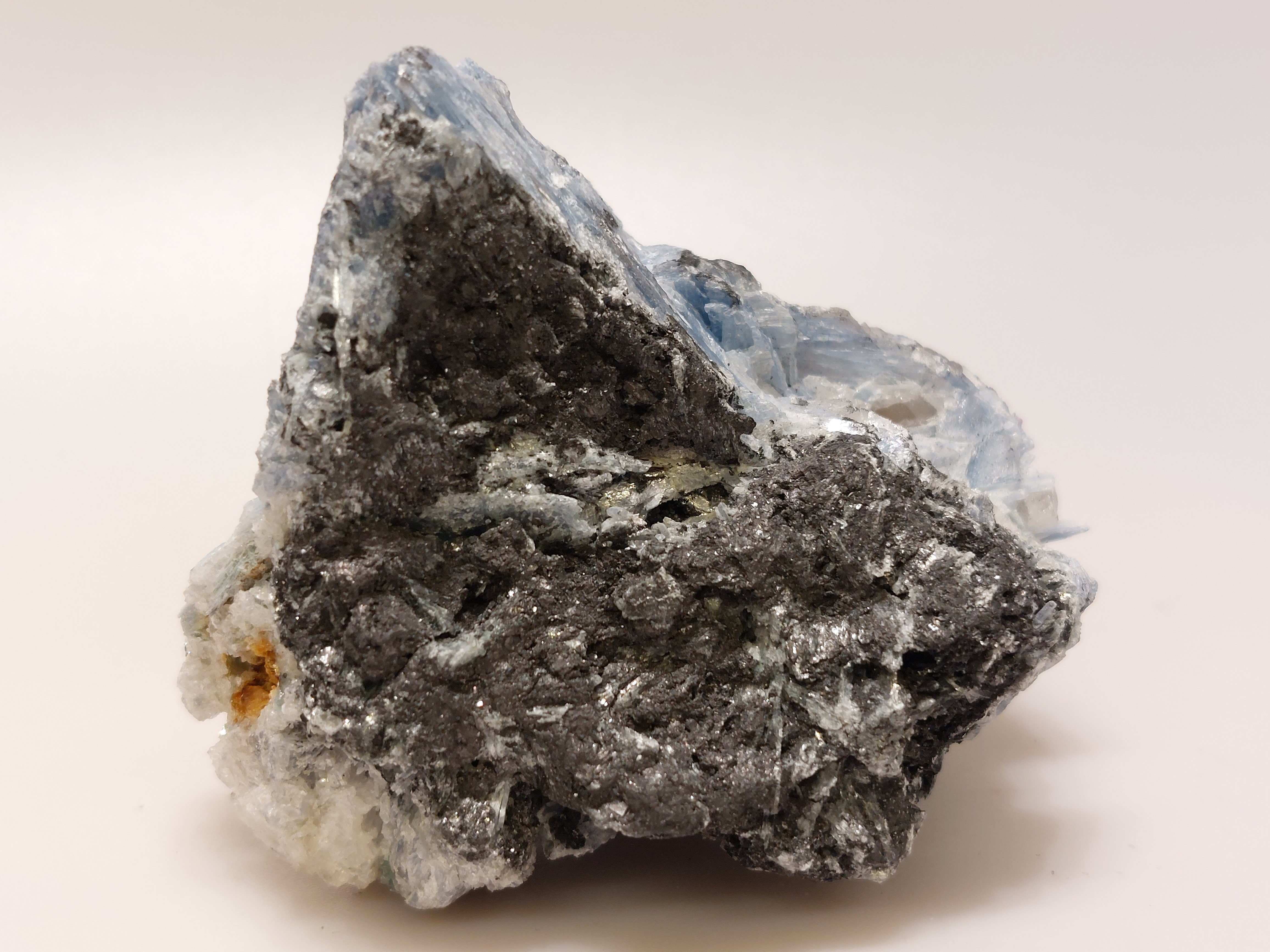 Kyaniet ruw cluster