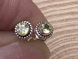 Peridoot oorbellen in zilver