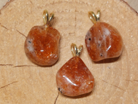 Zonnesteen hanger met goldplated oogje
