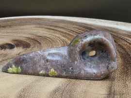 Roze calciet met serpentijn ravenskull