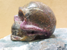 Stichtiet met serpentijn human skull, Australië