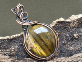 Tijgeroog hanger in koperdraad, gewrapped door Karin Keur