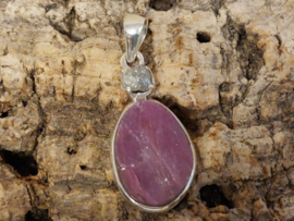 Robijn hanger in zilver met ruwe diamant