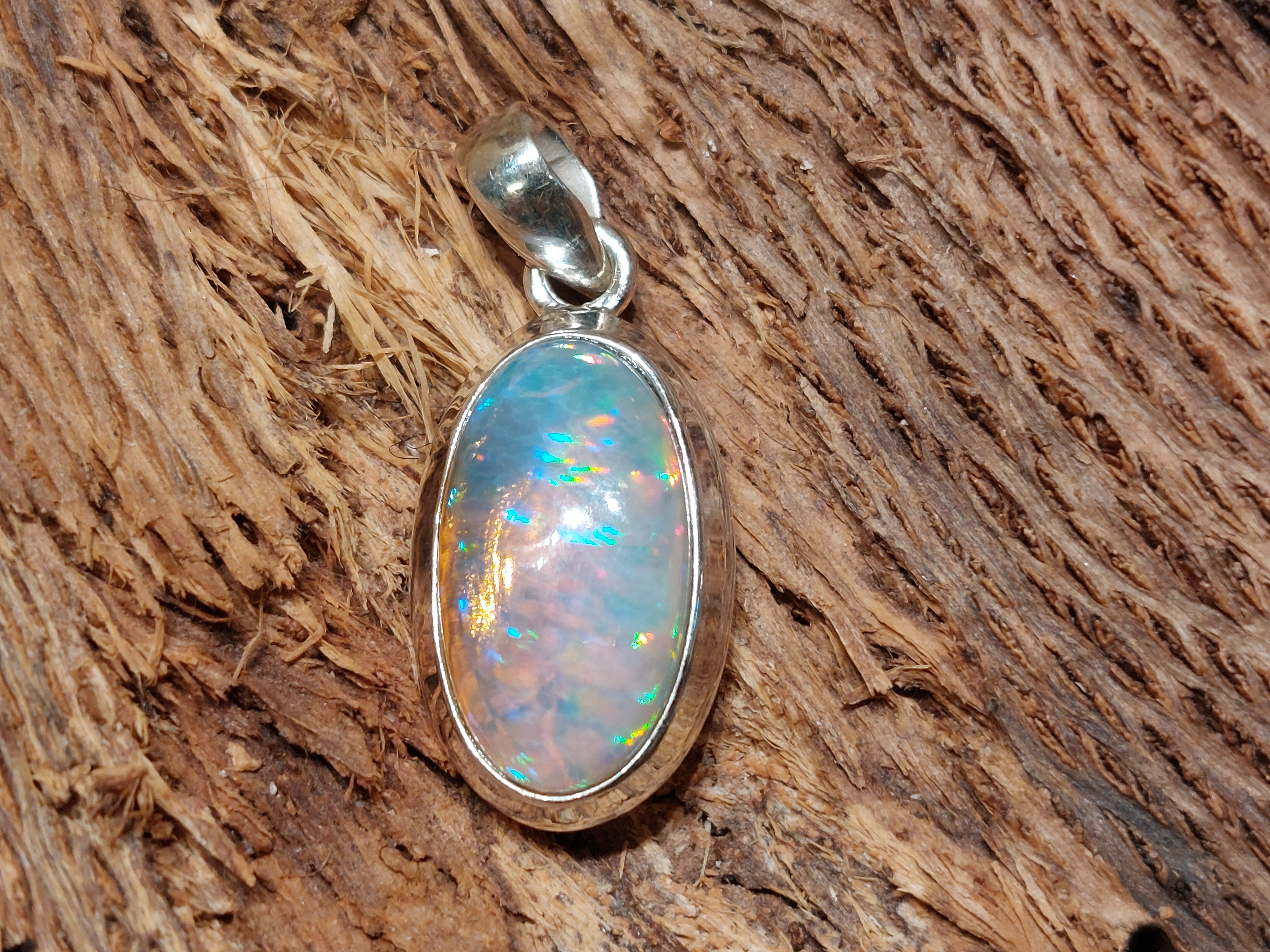 Ethiopisch of welo opaal hanger in zilver