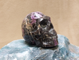 Stichtiet met serpentijn human skull, Australië