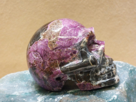 Stichtiet met serpentijn human skull, Australië