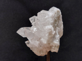 Bergkristal cluster op standaard