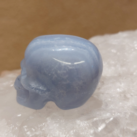 Blauwe chalcedoon of blue lace agaat human skull