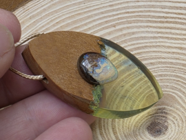 Boulder opaal hanger met walnoot hout en epoxy